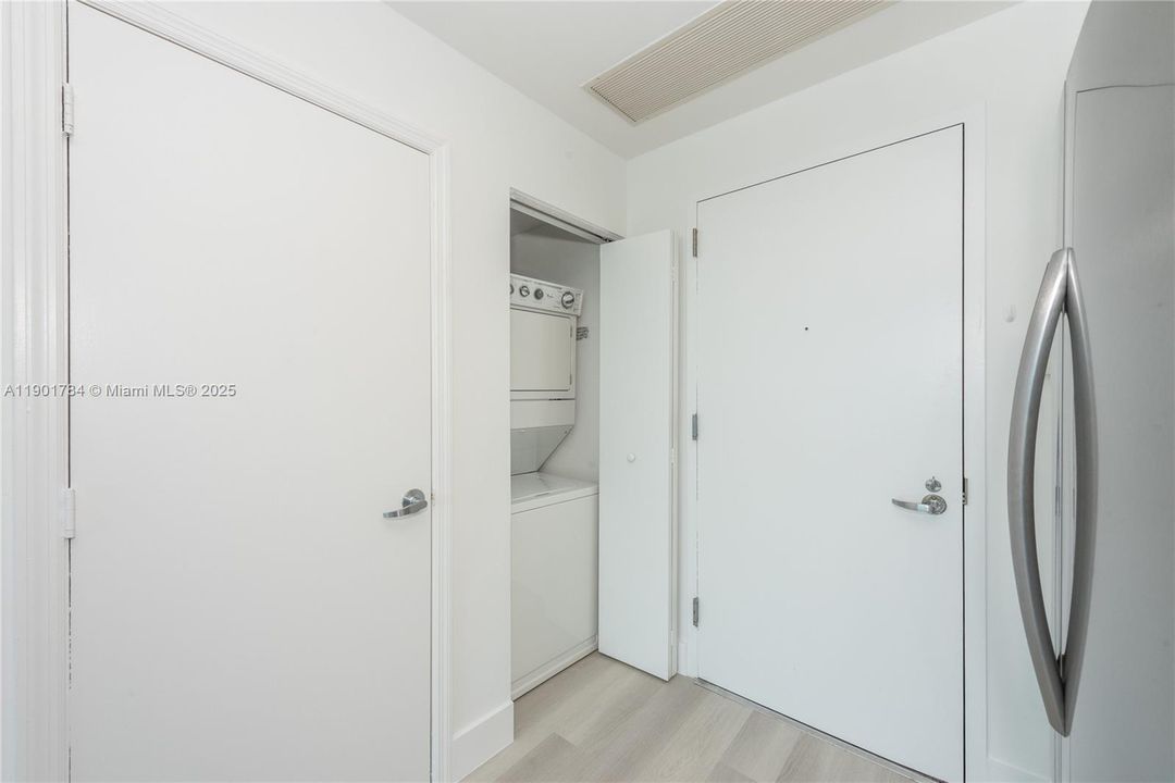 Под контрактом: $350,000 (0 спален, 1 ванн, 431 Квадратных фут)