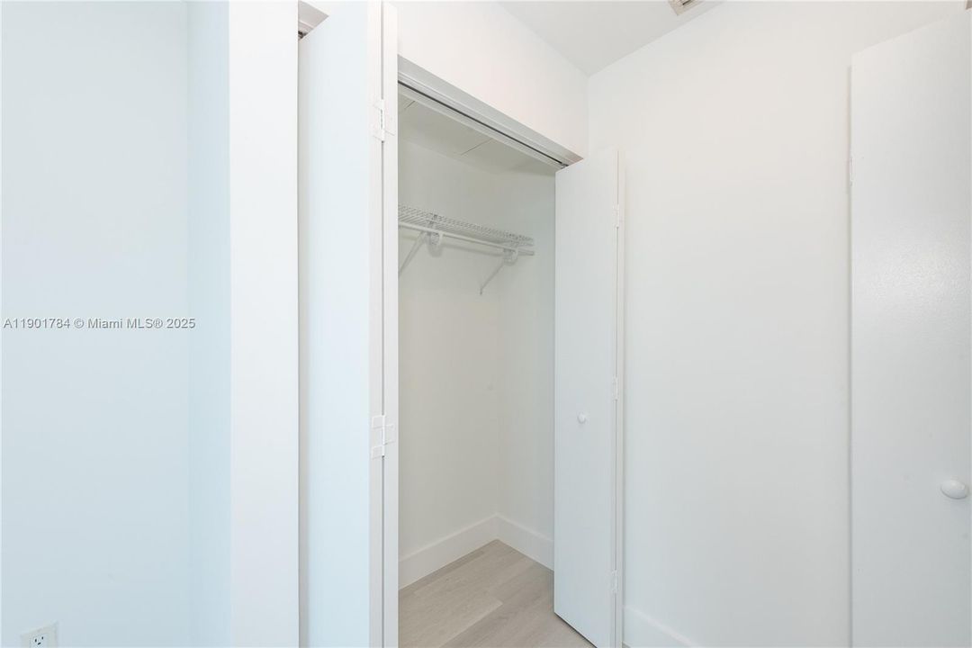 Под контрактом: $350,000 (0 спален, 1 ванн, 431 Квадратных фут)