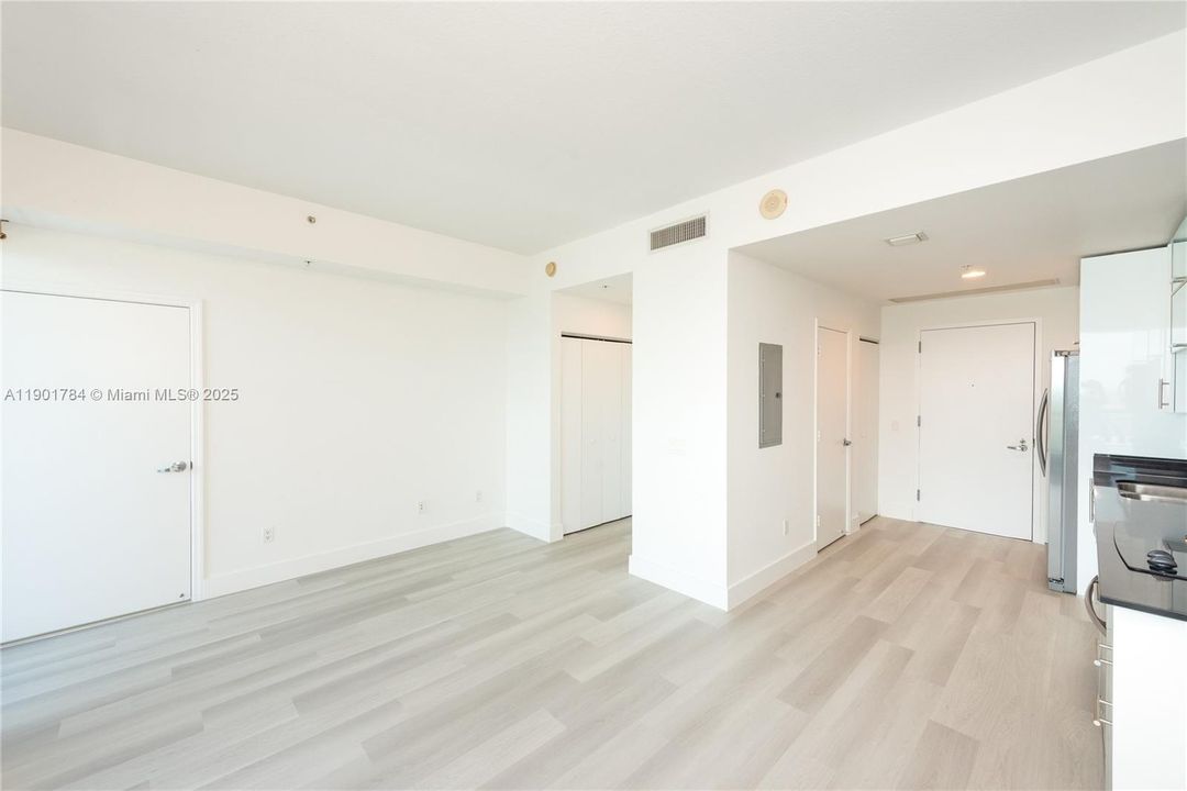 Под контрактом: $350,000 (0 спален, 1 ванн, 431 Квадратных фут)