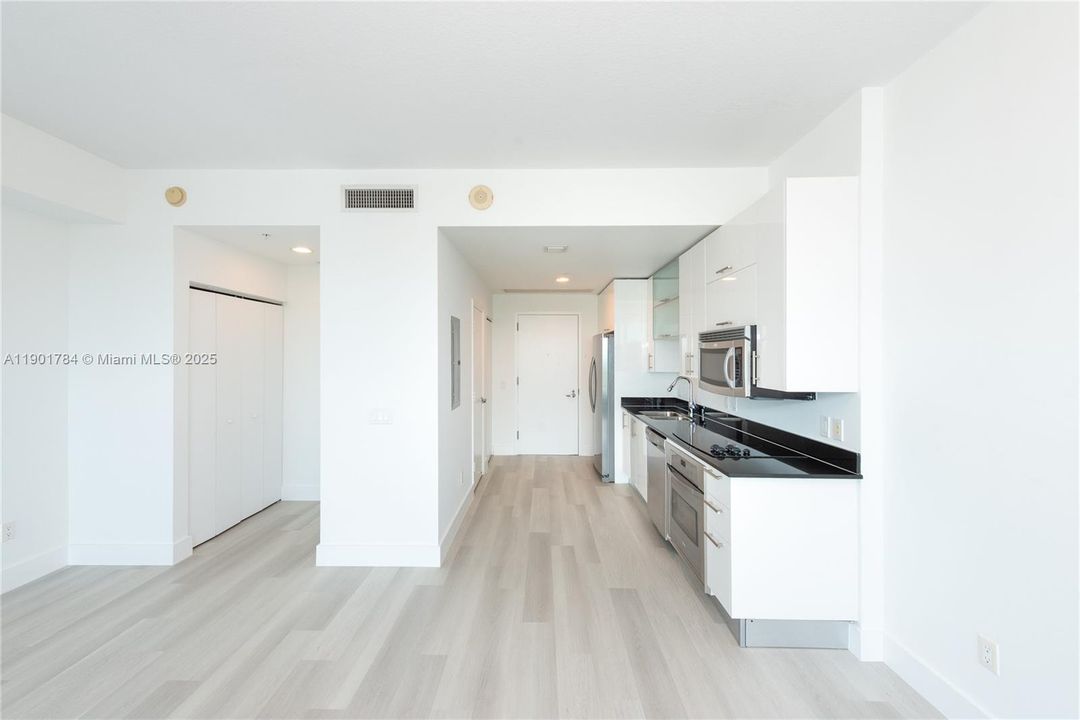 Под контрактом: $350,000 (0 спален, 1 ванн, 431 Квадратных фут)