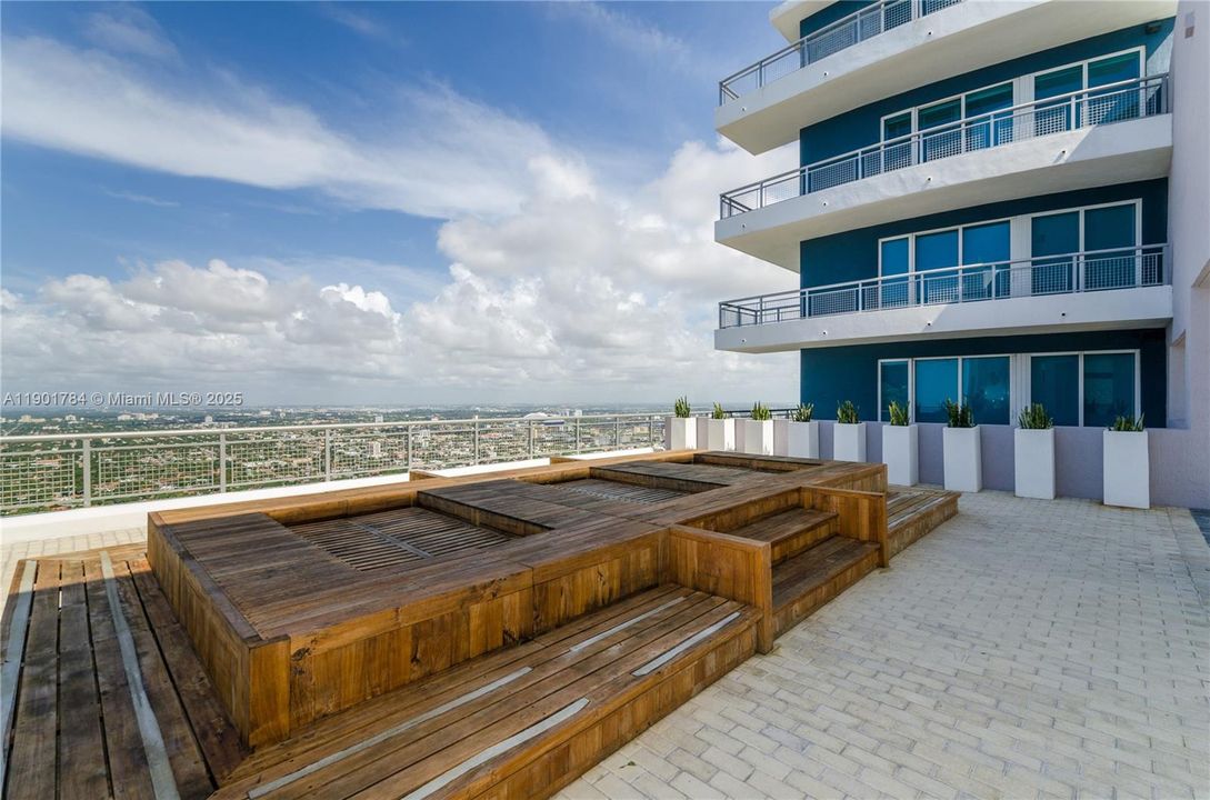 Под контрактом: $350,000 (0 спален, 1 ванн, 431 Квадратных фут)