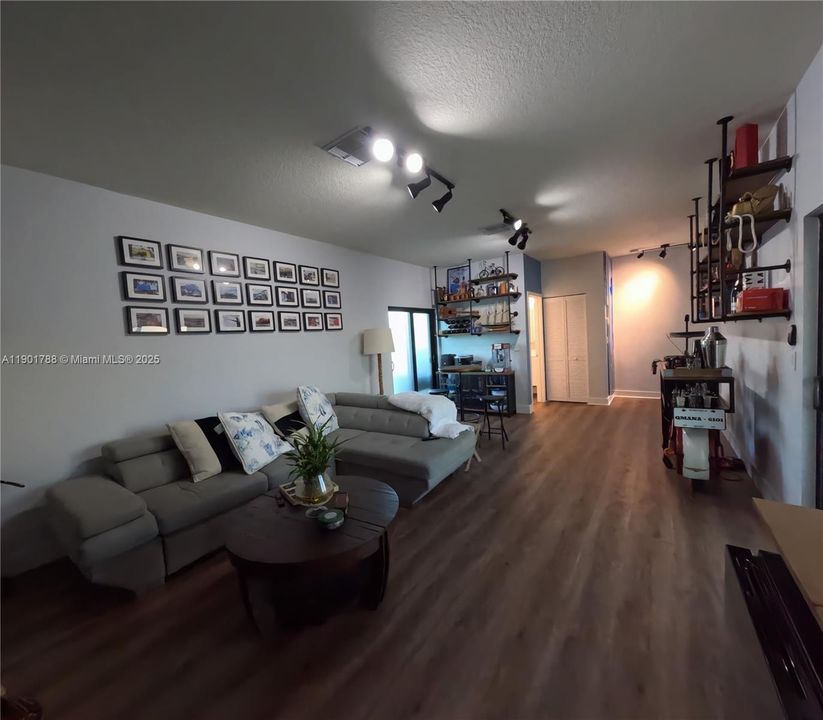 待售: $999,900 (3 贝兹, 2 浴室, 2116 平方英尺)