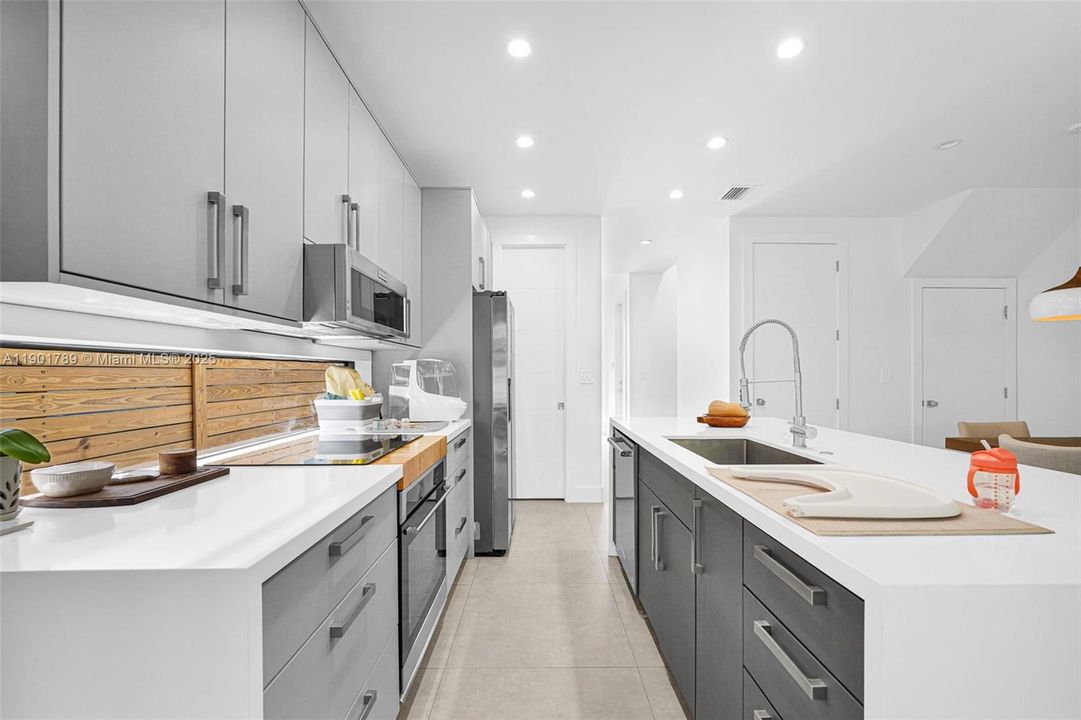 Recently Rented: $4,799 (3 beds, 2 baths, 1882 Square Feet)