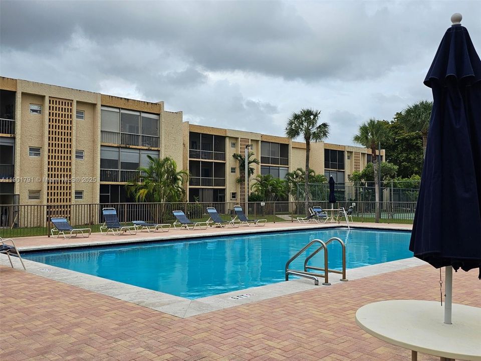 For Rent: $2,200 (2 beds, 2 baths, 985 Square Feet)