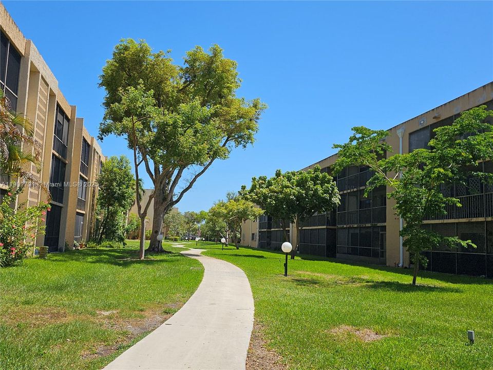 For Rent: $2,200 (2 beds, 2 baths, 985 Square Feet)