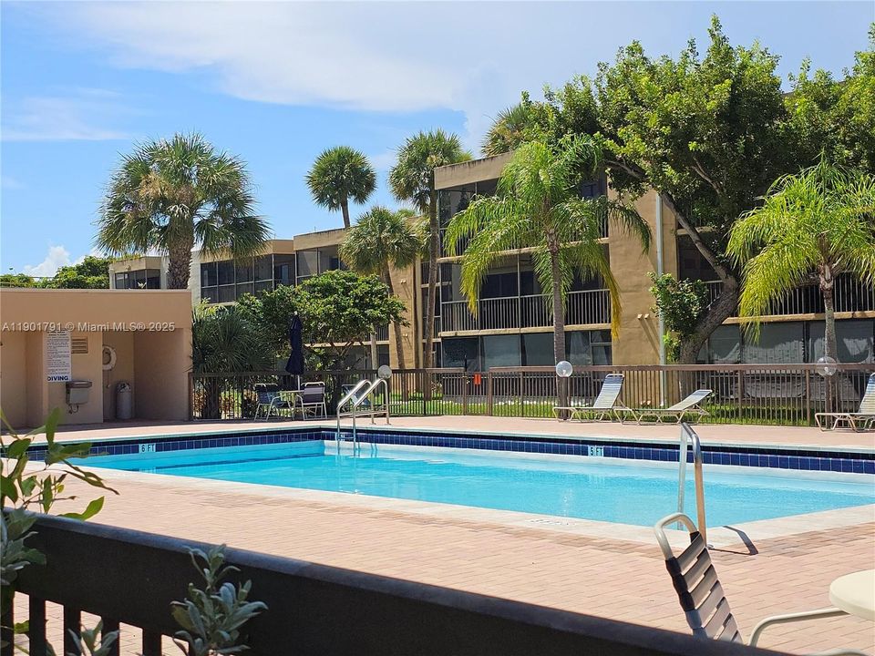 For Rent: $2,200 (2 beds, 2 baths, 985 Square Feet)