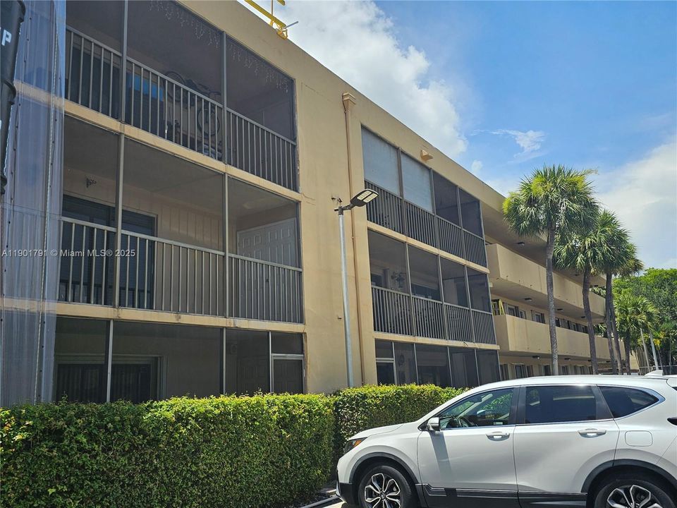 For Rent: $2,200 (2 beds, 2 baths, 985 Square Feet)