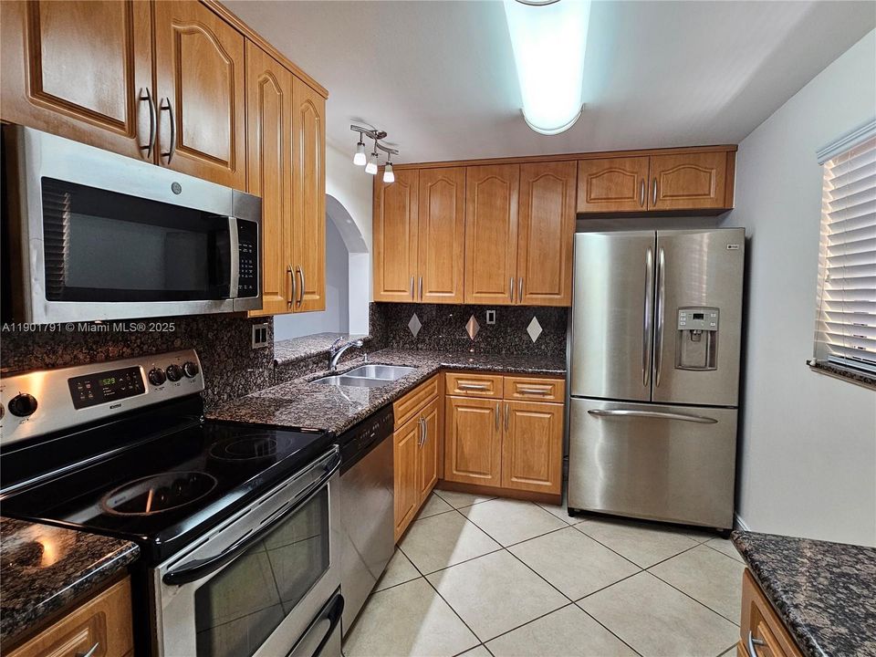For Rent: $2,200 (2 beds, 2 baths, 985 Square Feet)