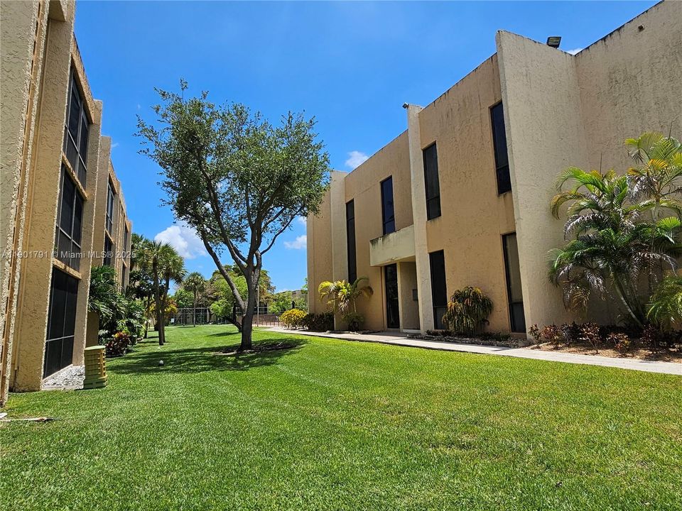 For Rent: $2,200 (2 beds, 2 baths, 985 Square Feet)