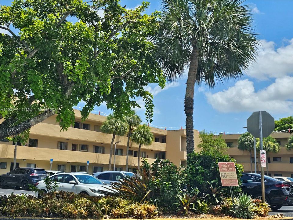 For Rent: $2,200 (2 beds, 2 baths, 985 Square Feet)