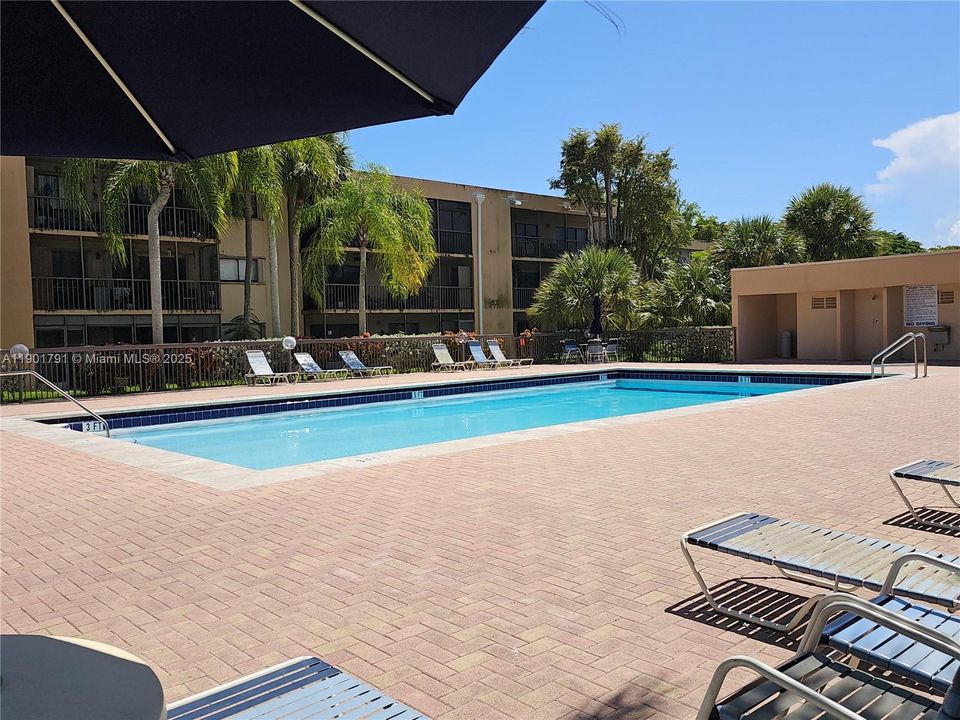 For Rent: $2,200 (2 beds, 2 baths, 985 Square Feet)