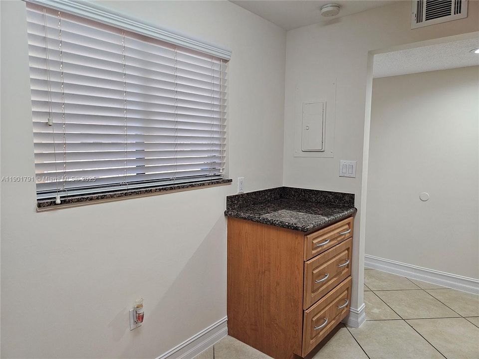For Rent: $2,200 (2 beds, 2 baths, 985 Square Feet)