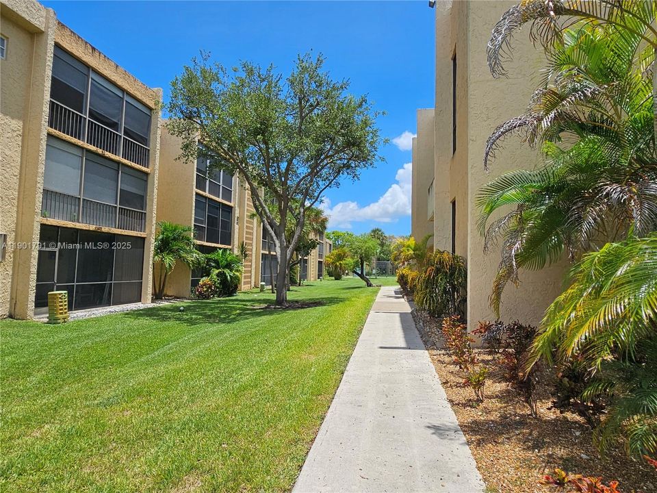 For Rent: $2,200 (2 beds, 2 baths, 985 Square Feet)