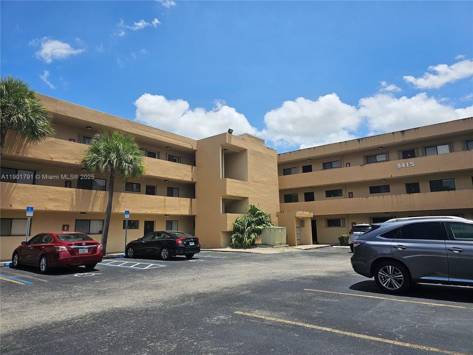 For Rent: $2,200 (2 beds, 2 baths, 985 Square Feet)