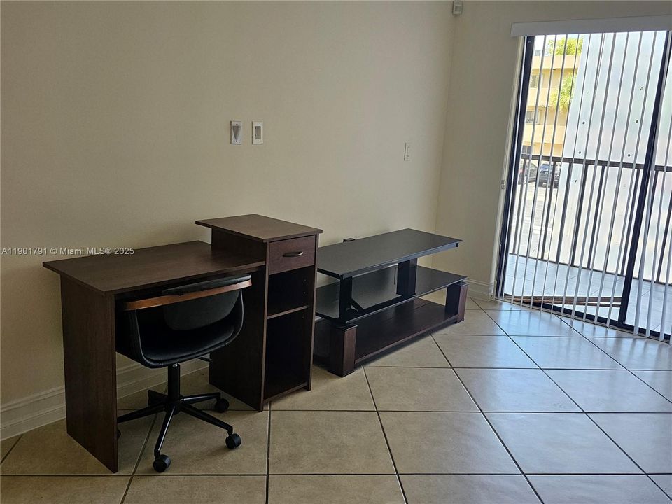 For Rent: $2,200 (2 beds, 2 baths, 985 Square Feet)