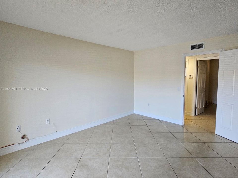 For Rent: $2,200 (2 beds, 2 baths, 985 Square Feet)
