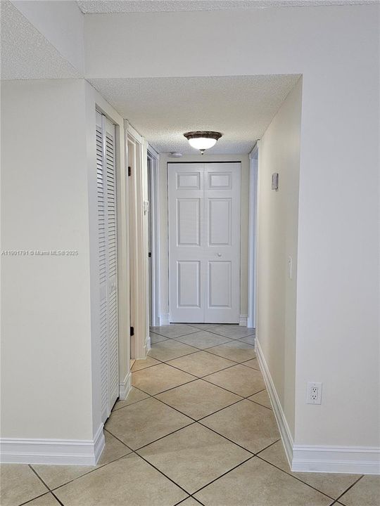 For Rent: $2,200 (2 beds, 2 baths, 985 Square Feet)