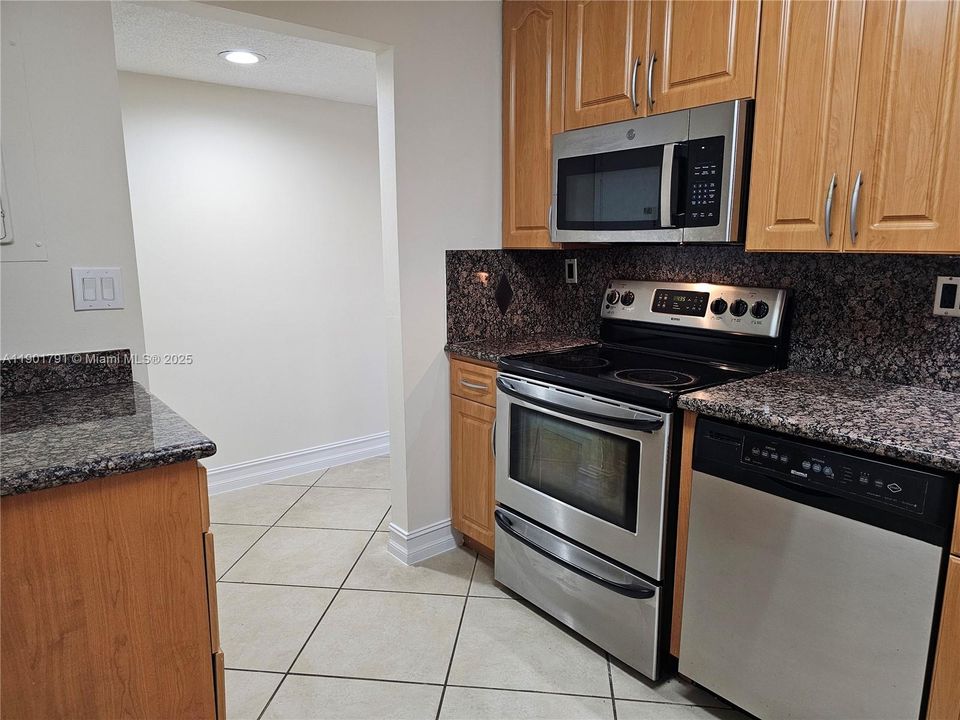 For Rent: $2,200 (2 beds, 2 baths, 985 Square Feet)