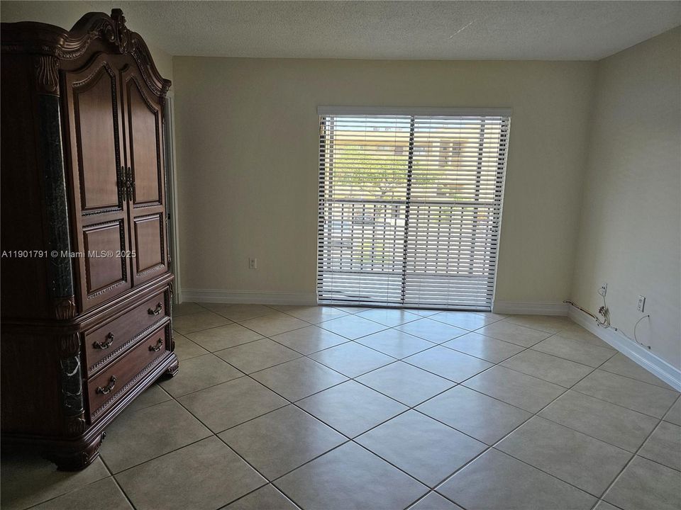 For Rent: $2,200 (2 beds, 2 baths, 985 Square Feet)