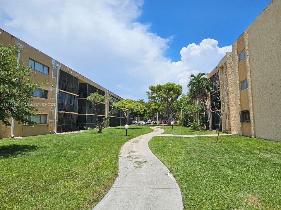 For Rent: $2,200 (2 beds, 2 baths, 985 Square Feet)