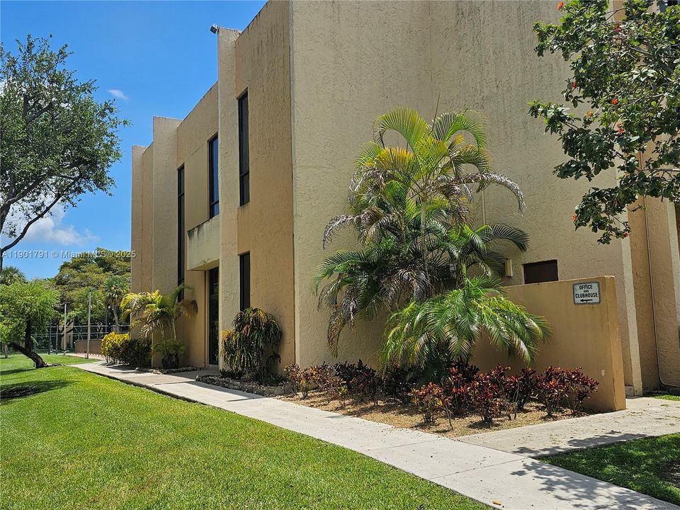 For Rent: $2,200 (2 beds, 2 baths, 985 Square Feet)