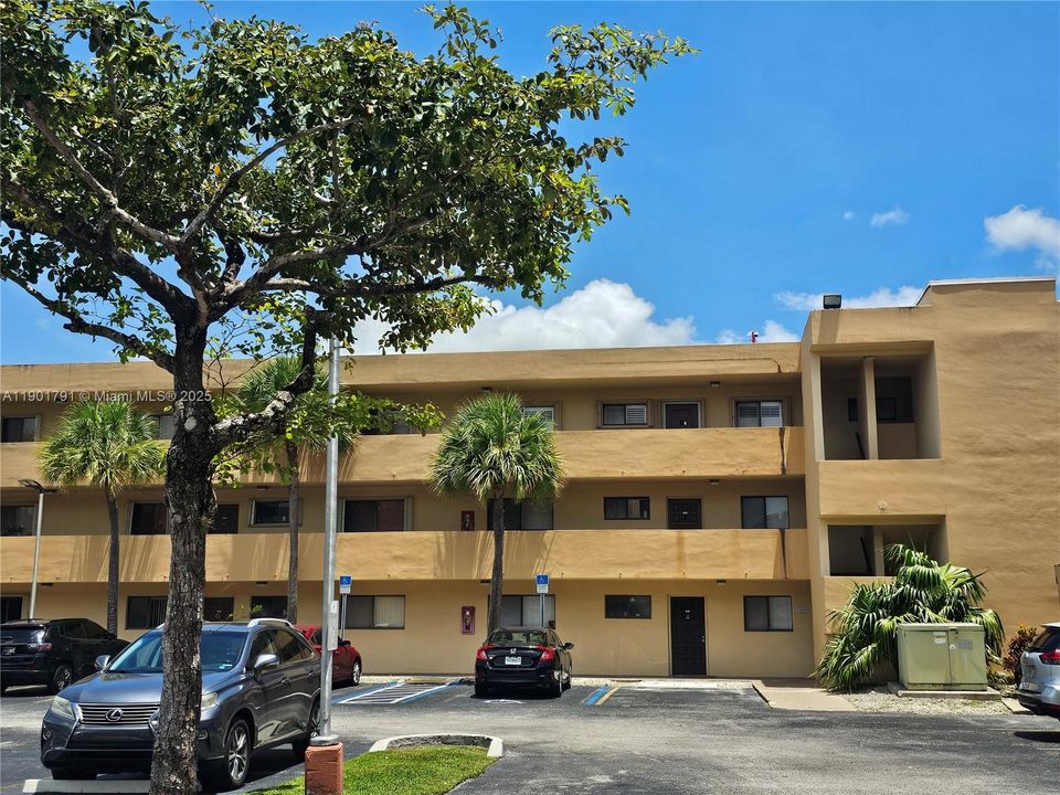 For Rent: $2,200 (2 beds, 2 baths, 985 Square Feet)