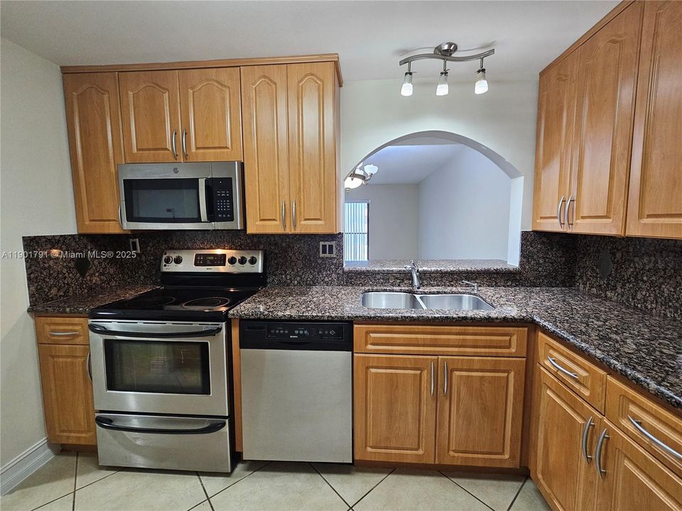 For Rent: $2,200 (2 beds, 2 baths, 985 Square Feet)