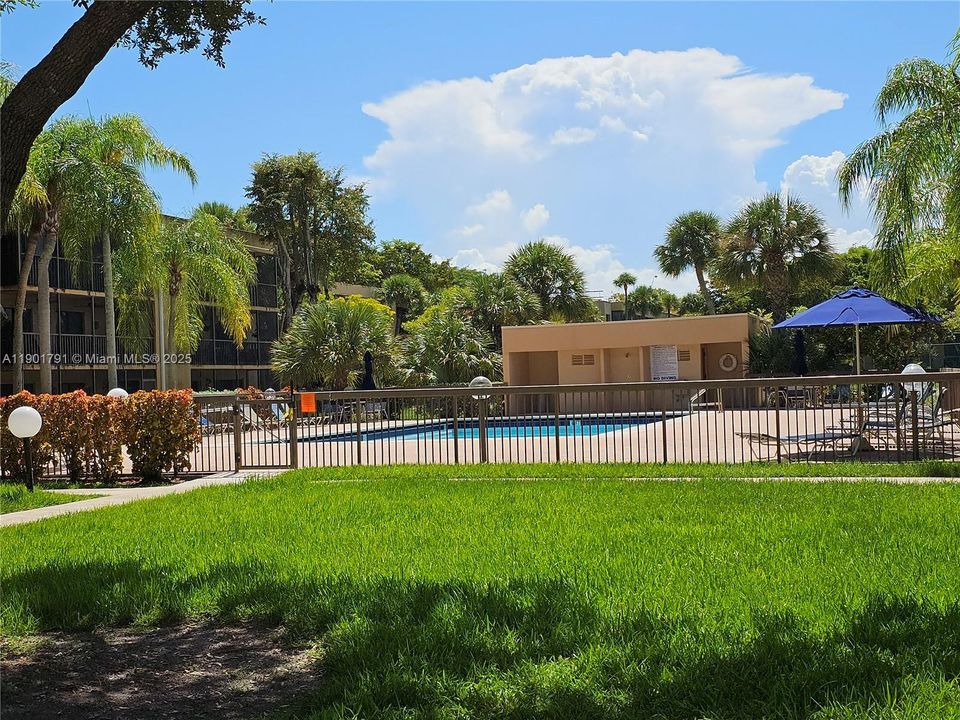 For Rent: $2,200 (2 beds, 2 baths, 985 Square Feet)