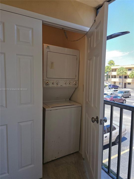 For Rent: $2,200 (2 beds, 2 baths, 985 Square Feet)