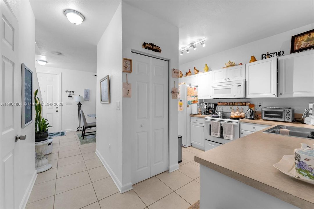 待售: $290,000 (2 贝兹, 2 浴室, 1069 平方英尺)