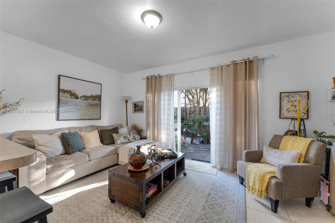 待售: $290,000 (2 贝兹, 2 浴室, 1069 平方英尺)