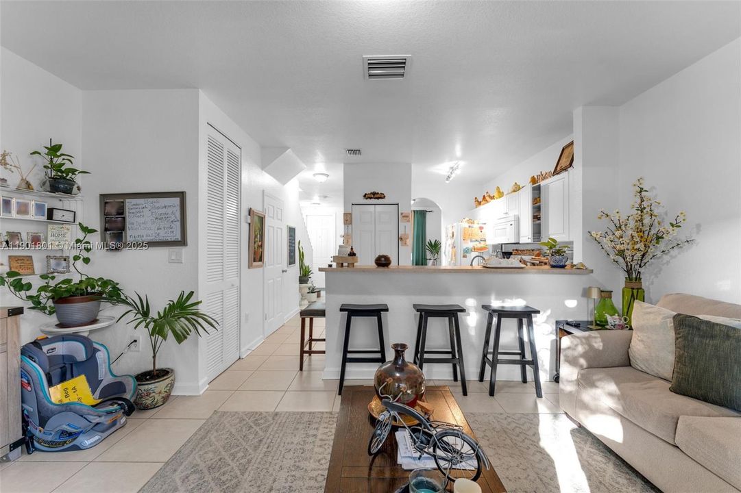 待售: $290,000 (2 贝兹, 2 浴室, 1069 平方英尺)