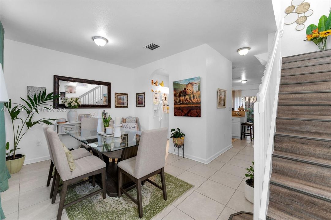 待售: $290,000 (2 贝兹, 2 浴室, 1069 平方英尺)