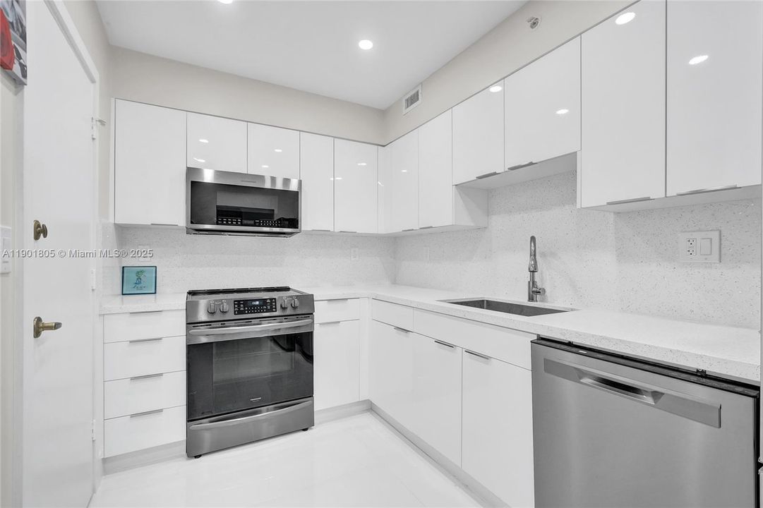 For Rent: $3,600 (1 beds, 1 baths, 835 Square Feet)