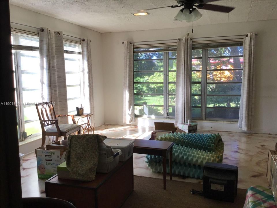 最近售出: $585,000 (3 贝兹, 3 浴室, 1959 平方英尺)