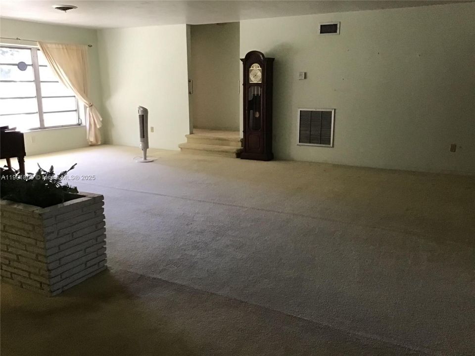 最近售出: $585,000 (3 贝兹, 3 浴室, 1959 平方英尺)