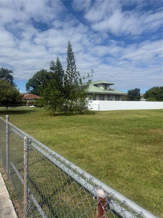 На продажу: $279,900 (0.30 acres)