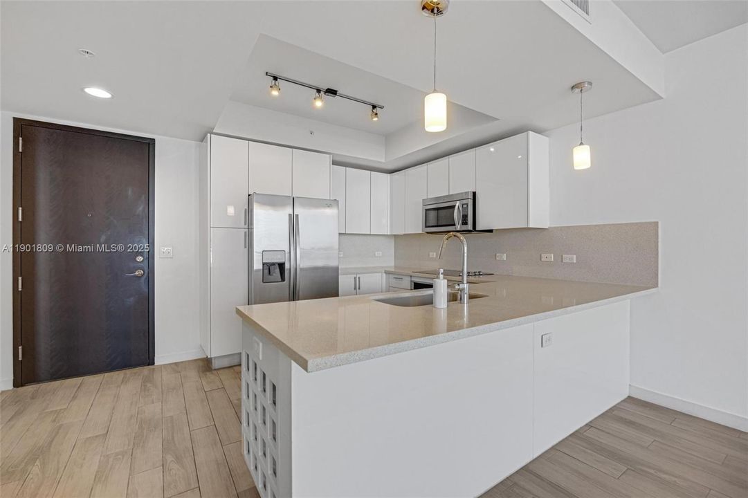 For Sale: $475,000 (1 beds, 1 baths, 819 Square Feet)