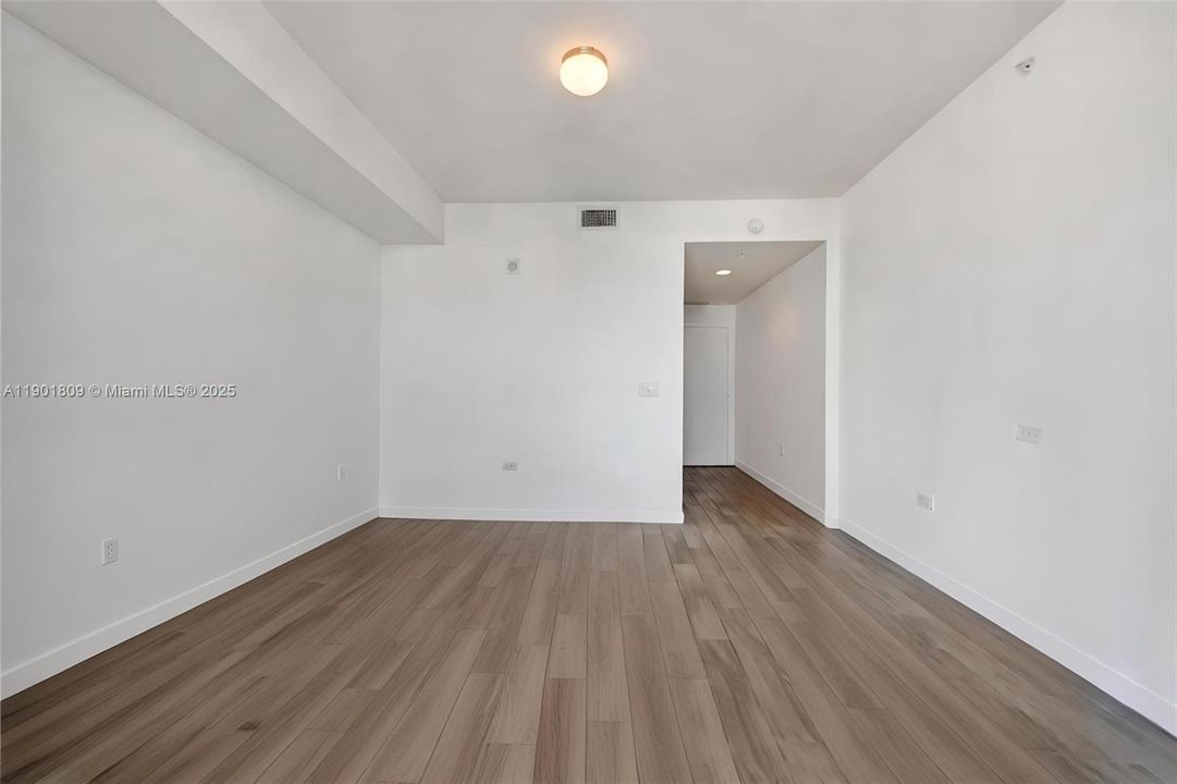 For Sale: $475,000 (1 beds, 1 baths, 819 Square Feet)
