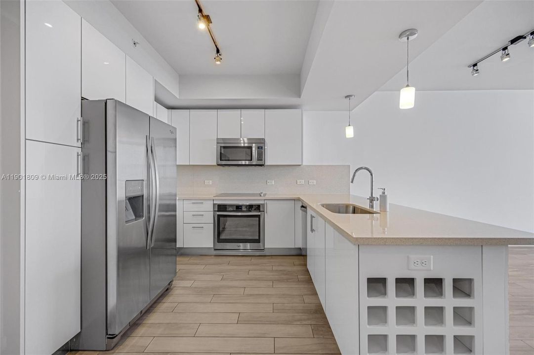 For Sale: $475,000 (1 beds, 1 baths, 819 Square Feet)