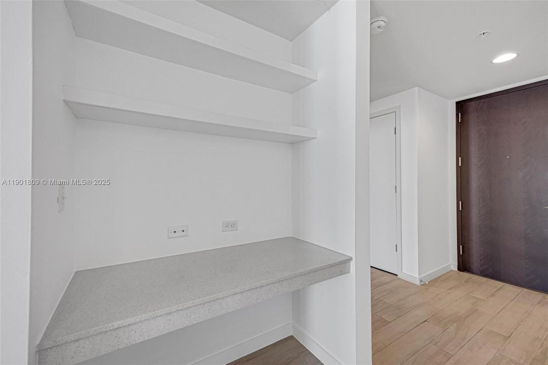 For Sale: $475,000 (1 beds, 1 baths, 819 Square Feet)