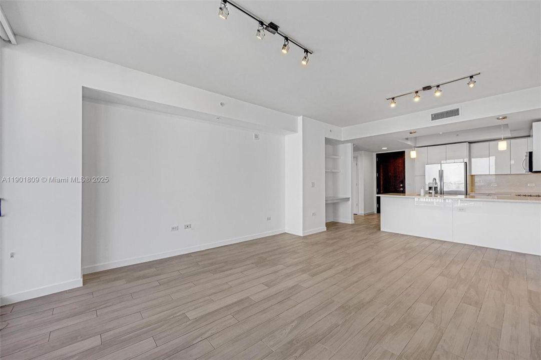 For Sale: $475,000 (1 beds, 1 baths, 819 Square Feet)