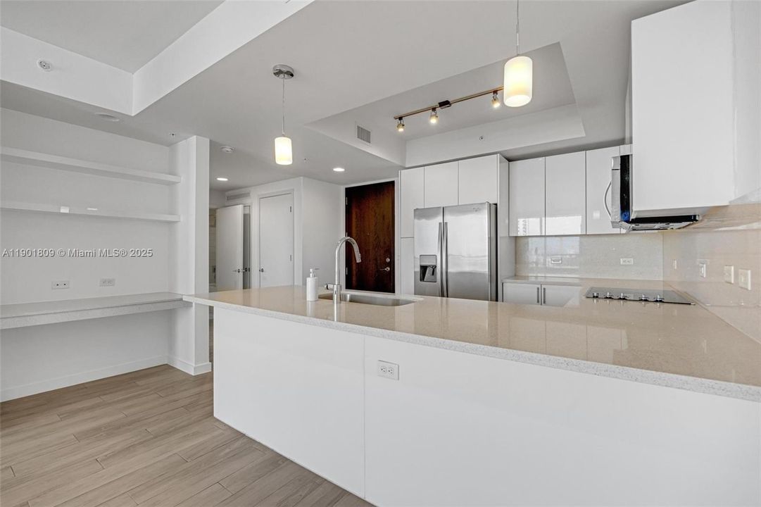 For Sale: $475,000 (1 beds, 1 baths, 819 Square Feet)