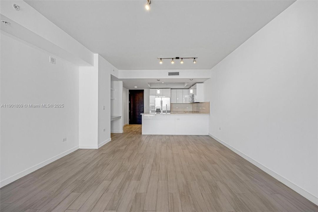 For Sale: $475,000 (1 beds, 1 baths, 819 Square Feet)