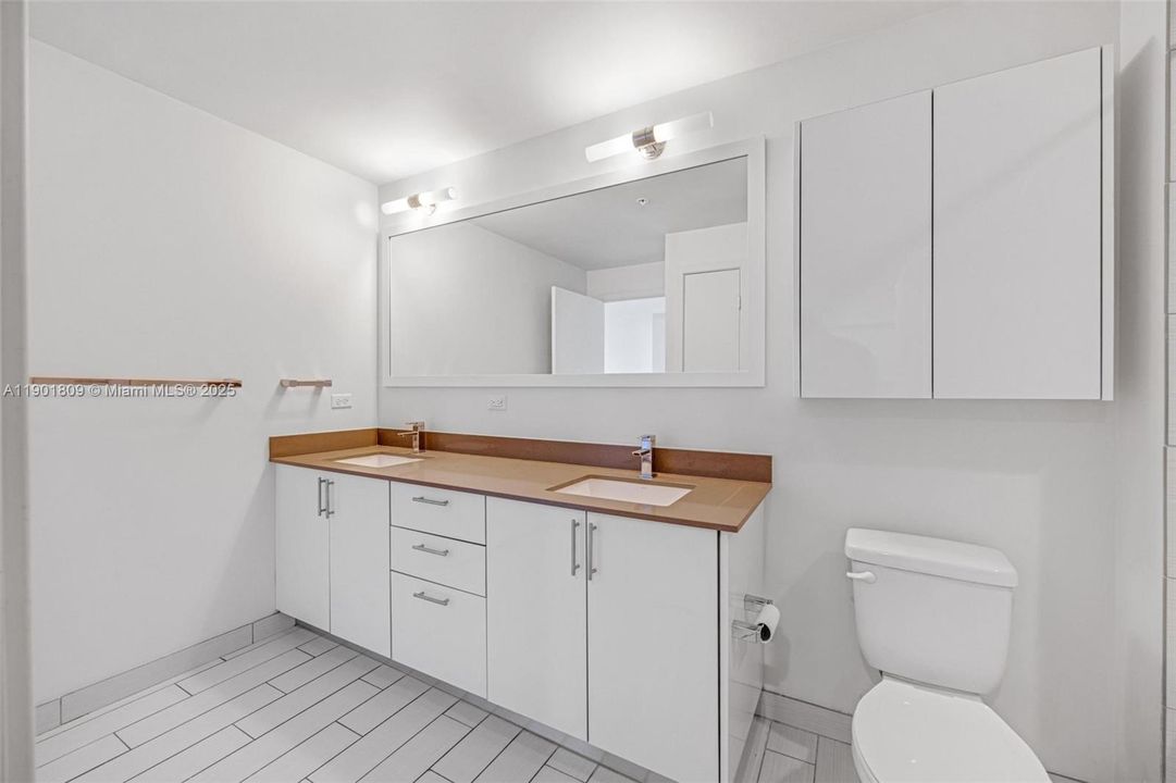 For Sale: $475,000 (1 beds, 1 baths, 819 Square Feet)