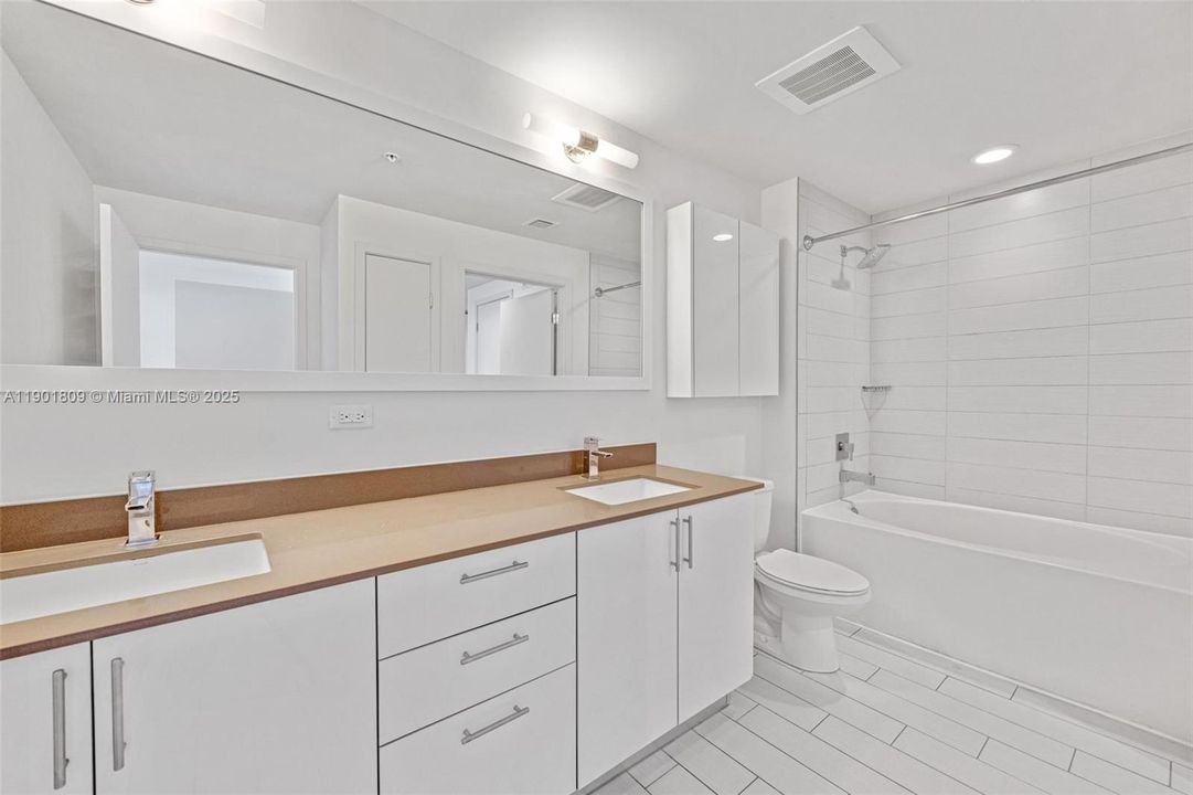 For Sale: $475,000 (1 beds, 1 baths, 819 Square Feet)