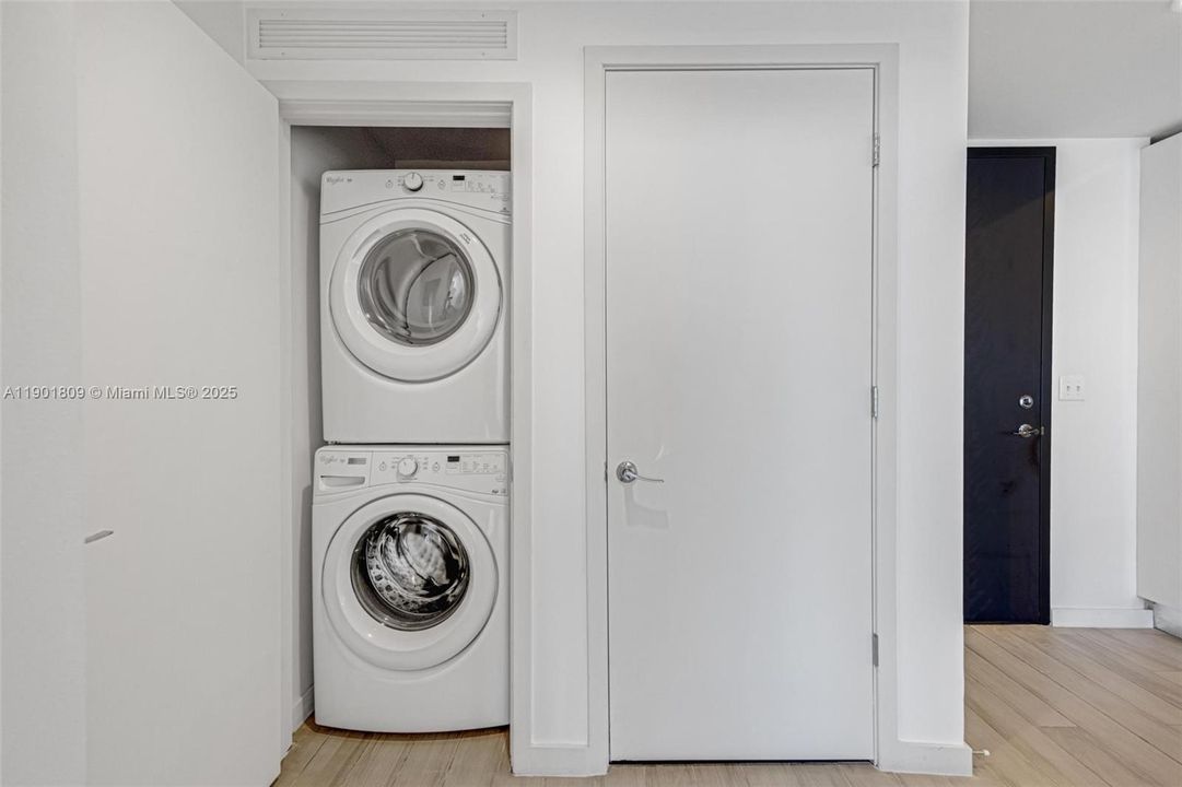 For Sale: $475,000 (1 beds, 1 baths, 819 Square Feet)