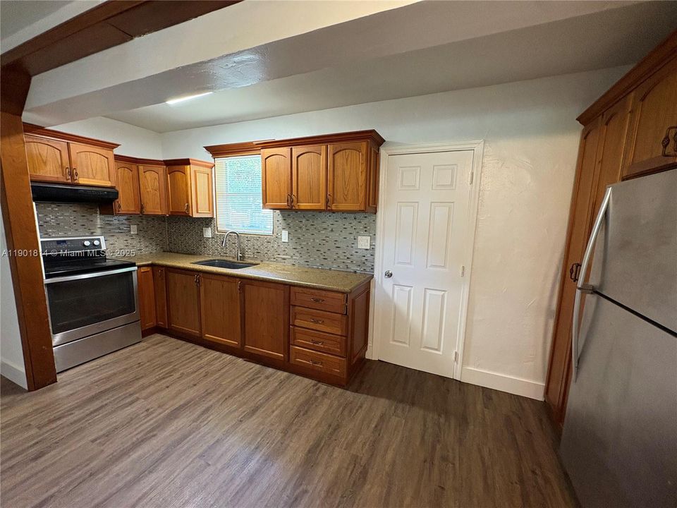 合同活跃: $2,600 (3 贝兹, 2 浴室, 1243 平方英尺)