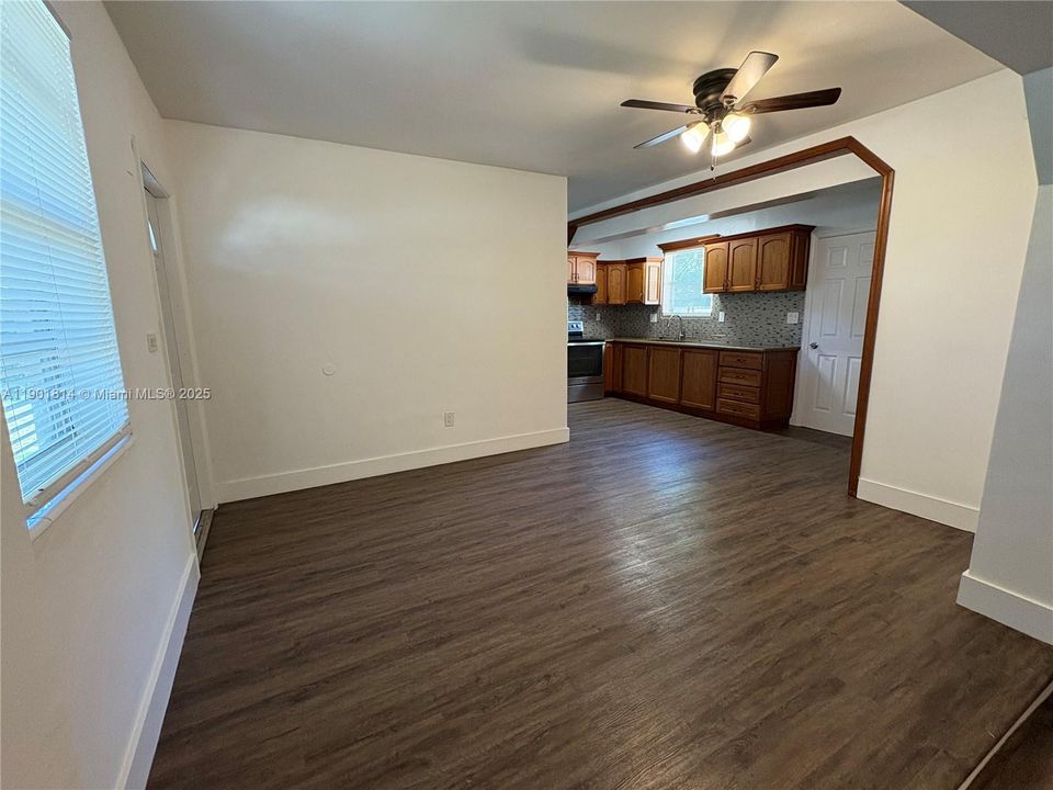 合同活跃: $2,600 (3 贝兹, 2 浴室, 1243 平方英尺)