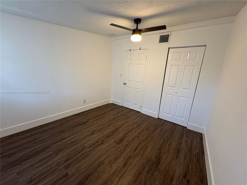 合同活跃: $2,600 (3 贝兹, 2 浴室, 1243 平方英尺)